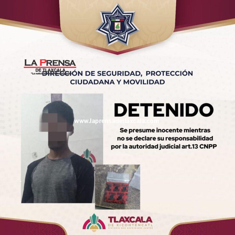 Policía Municipal de Tlaxcala asegura a un hombre en poder de presuntas sustancias prohibidas.