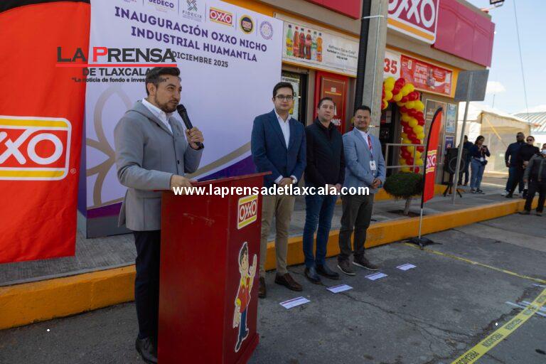 Salvador Santos, inaugura tienda OXXO en CIX II