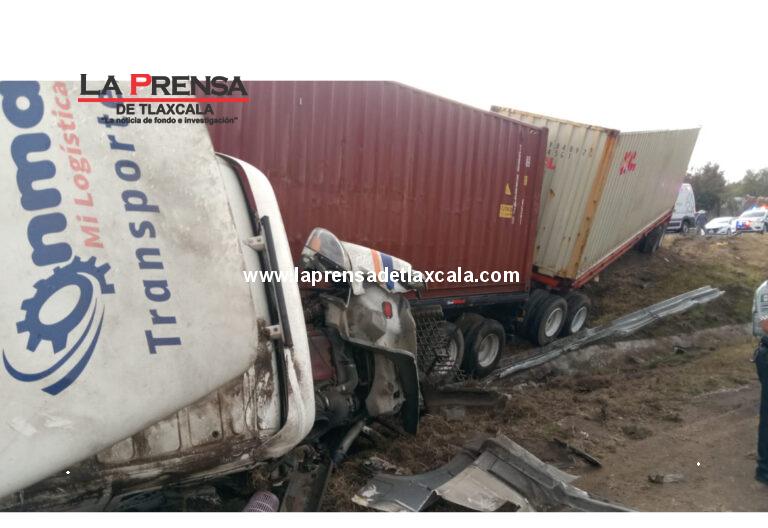 Papá trailero y su hija de 15 años sobreviven a terrorífica volcadura en Libramiento Apizaco-Huamantla.