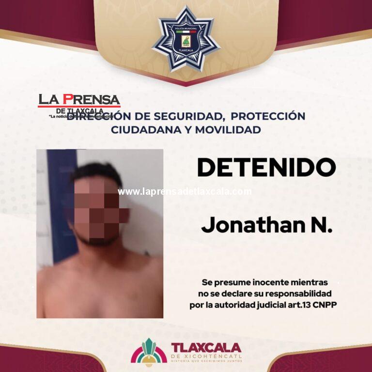 Policía municipal de Tlaxcala asegura en Atlahapa a persona con antecedentes delictivos y estancia ilegal en el país.
