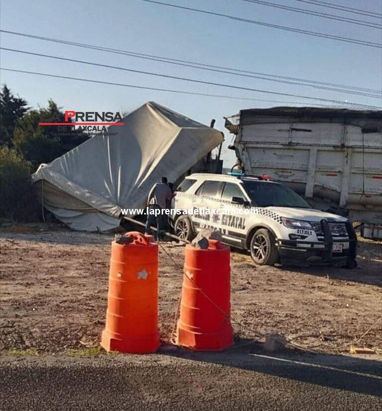 De milagro policías sobreviven tras ser embestidos por trailer en Tequexquitla.