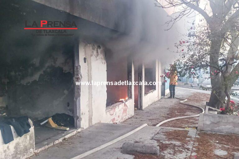 Policía municipal de Tlaxcala y bomberos del estado sofocan incendio de inmuebles en San Hipólito Chimalpa.
