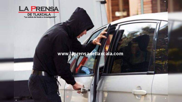 Roban camioneta frente a la Zona Militar en Panotla