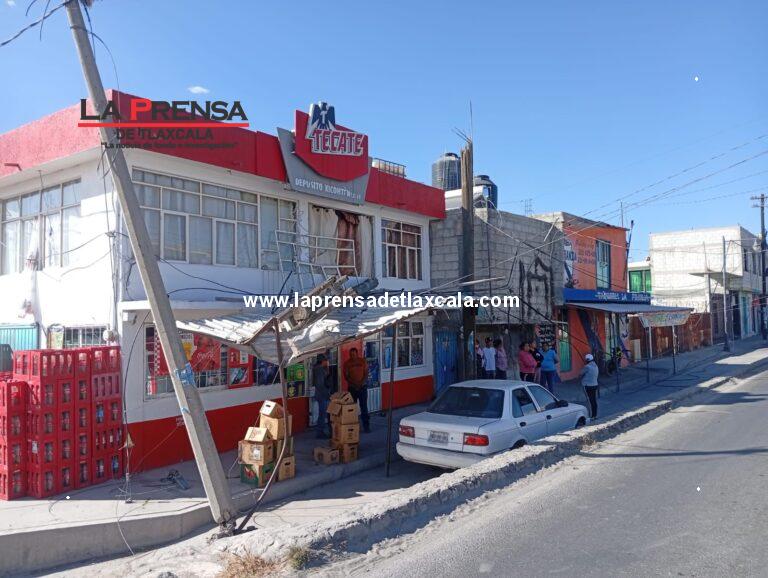 Atiende Dirección de Seguridad Pública caída de postes en San José Xicohténcatl; circulación ya fue restablecida.