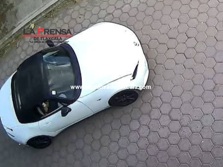 Reportan vehículo sospechoso que habría estado grabando domicilios en Panotla
