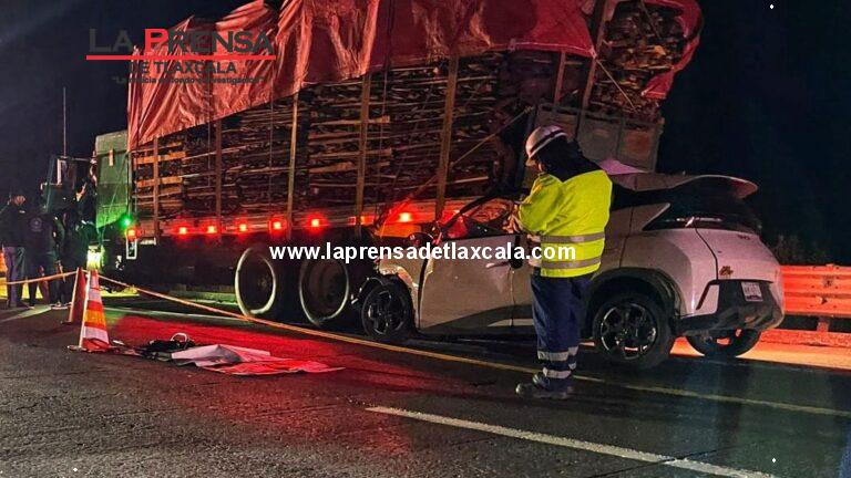 Fallece conductor tras incrustar su vehículo en camión de carga en Arco Norte, zona Españita, Tlaxcala.