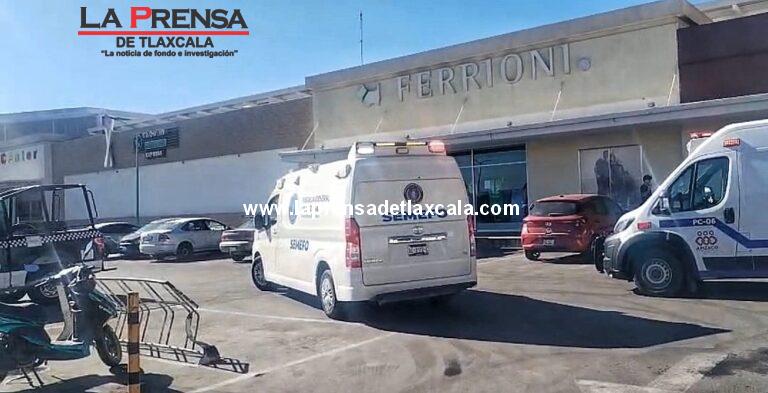 Mujer pierde la vida tras caer en plaza comercial de Apizaco; aparentemente llegaba tarde a su trabajo.