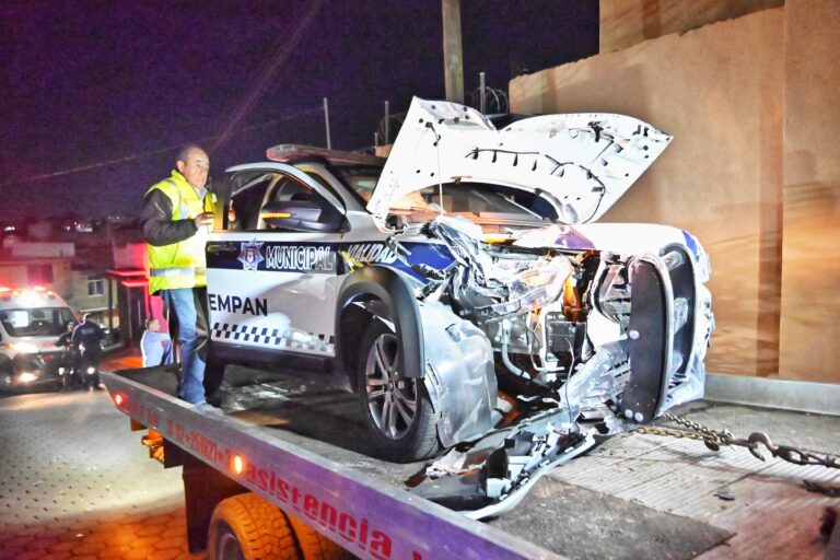 Ebrio conductor roba patrulla a policías municipales de Chiautempan y la choca en Ixtulco, Tlaxcala.