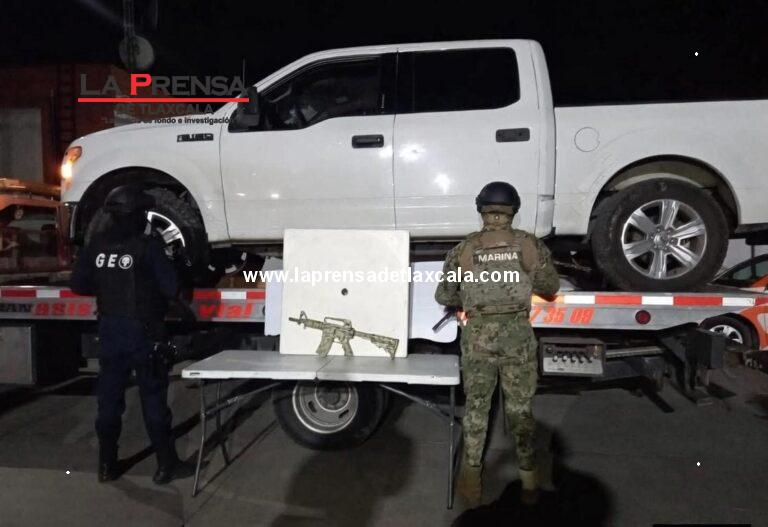 Escapan sujetos tras persecución en Apizaco; abandonan camioneta y fusil AR-15