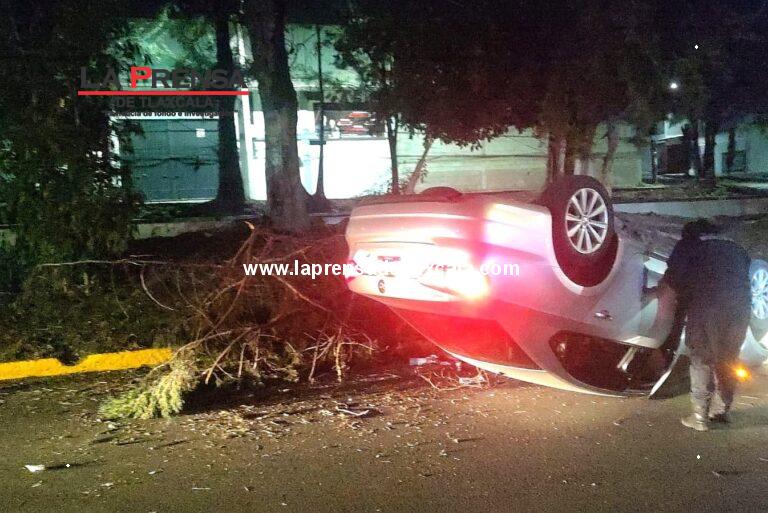 Policía de la capital atendió volcadura en el bulevar del maestro y resguardó la zona para evitar riesgos a conductores y peatones.