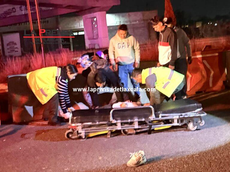 Motociclistas presuntamente ebrios se estrellan contra muros de contención en la Vía Corta, en Chiautempan