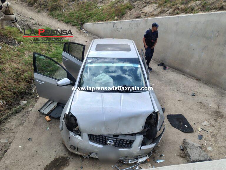 Rescatan vehículo abandonado en Huamantla tras accidente en carretera federal.