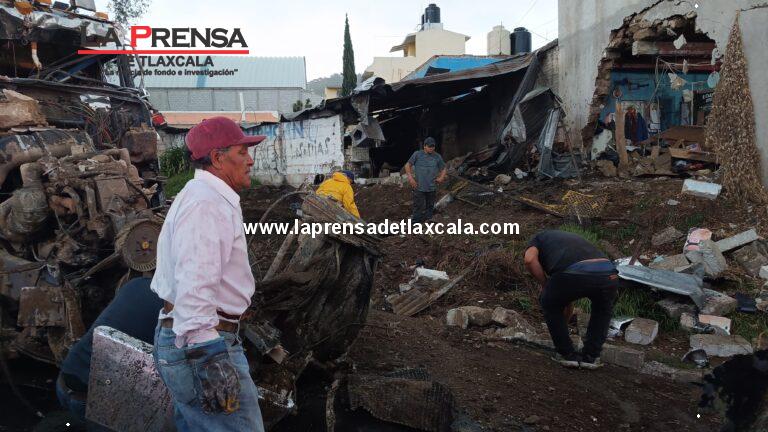 Mujer comerciante resulta lesionada tras impacto de tráiler contra su negocio en Tetla