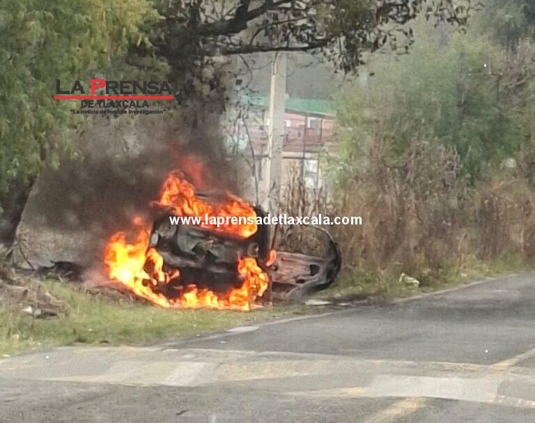 Vehículo termina reducido a cenizas en los límites de Tlaxcala y Puebla en Nativitas