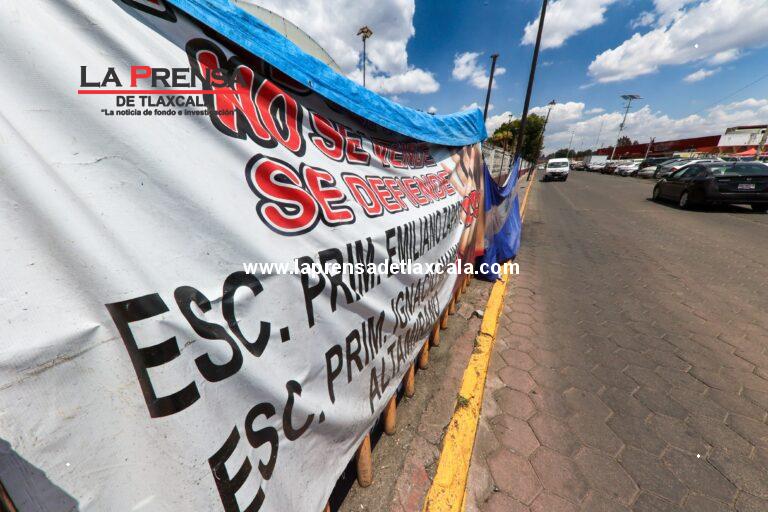 Padres de familia mantienen plantón en la primaria Emiliano Zapata para evitar traslado de mobiliario.
