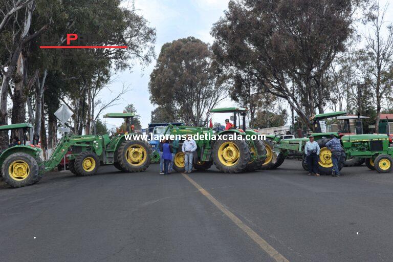 Bloqueo campesino cumple tres horas y media en el poniente de Tlaxcala; colapso total en carretera federal y arco norte.