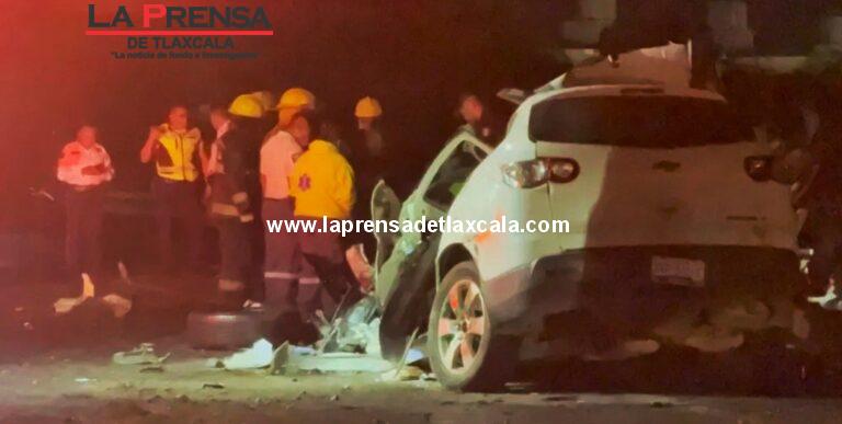 Choque frontal en la autopista Puebla-Tlaxcala deja un muerto y un tráiler calcinado en el tramo de Puebla.