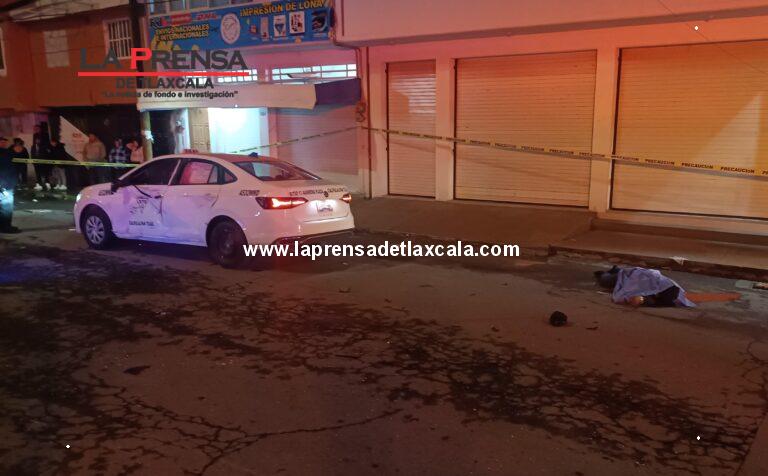 Motociclista fallece tras impactarse contra taxi en Calpulalpan.