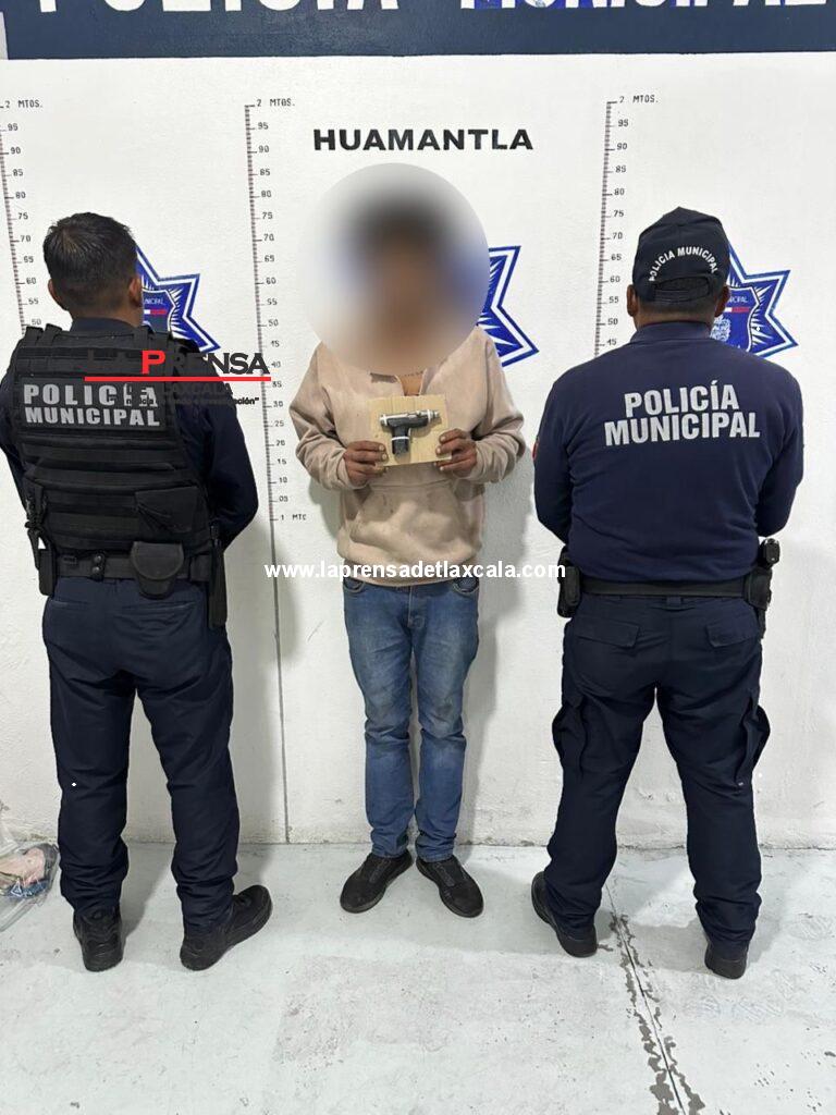 Policía de Huamantla asegura a sujeto con arma de fuego.
