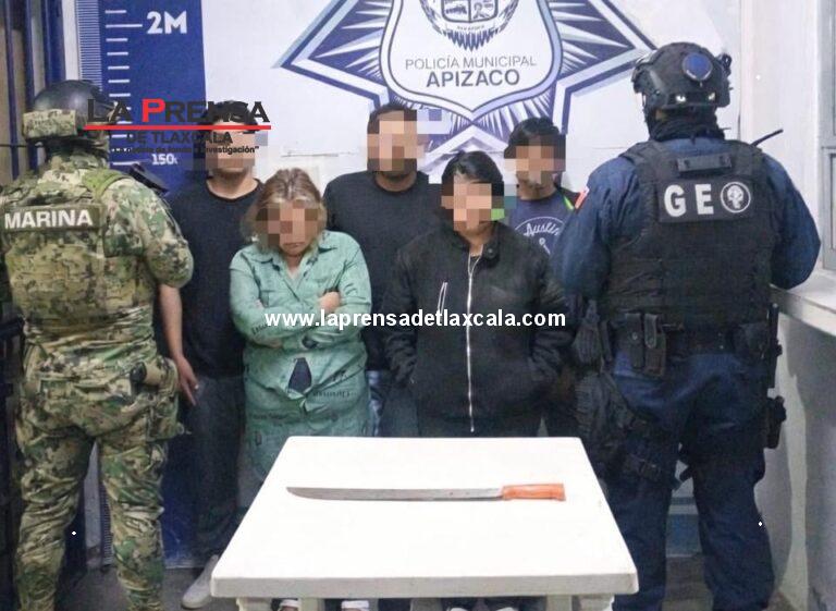 Turba ataca a machetazos a policías municipales en Apizaco; hay cinco detenidos.
