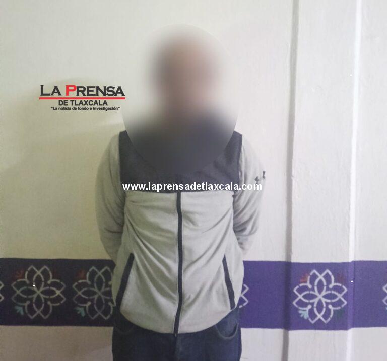 Detienen a masculino por presunto robo en establecimiento comercial en Huamantla.