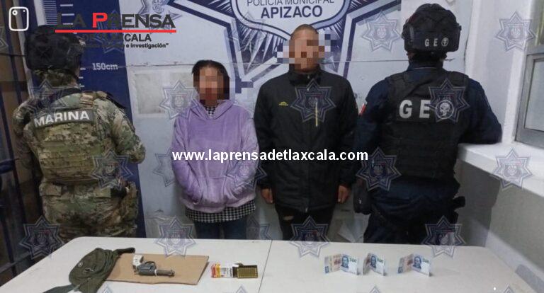 Detienen policía de Apizaco y Marina a sujetos con arma de fuego.