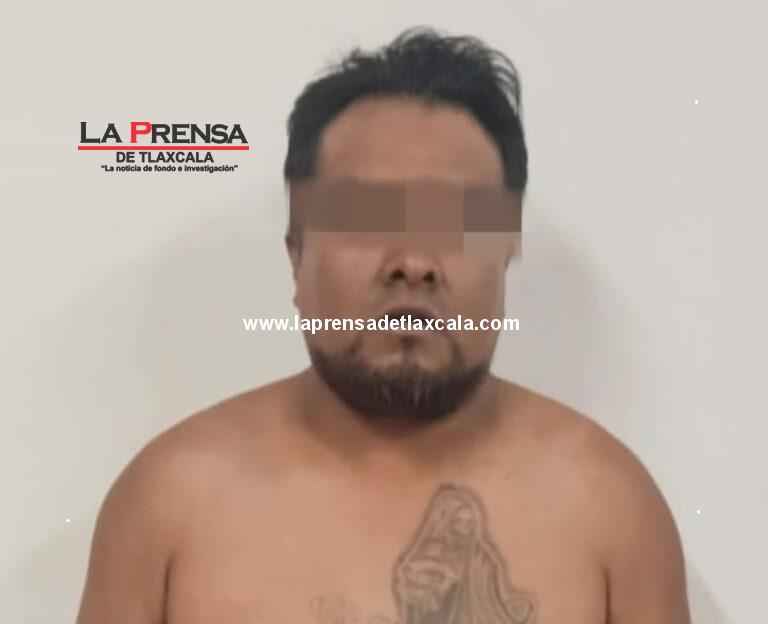 Efectivos estatales aseguran vehículo robado y detienen a un conductor agresivo en Huamantla.