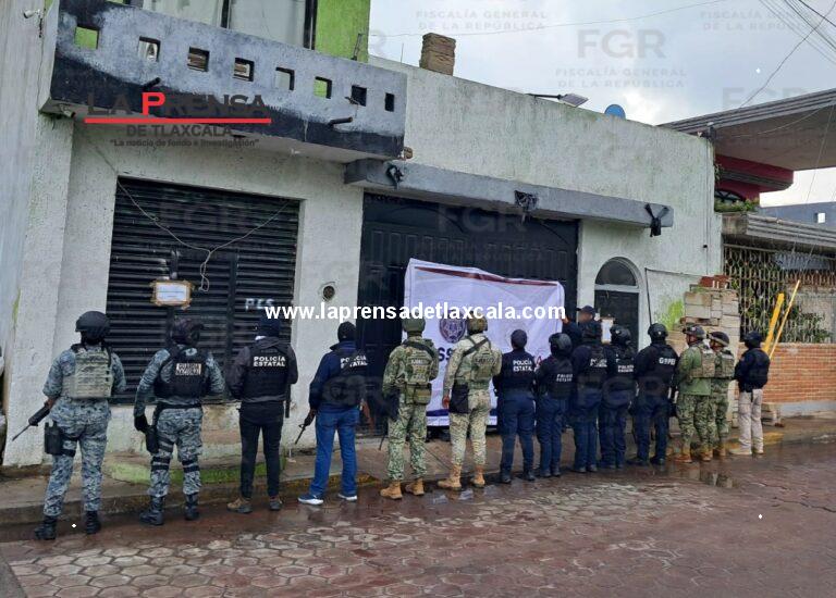 Asegura FGR armas y posible droga durante cateo en Tlaxcala; detiene a ocho personas.