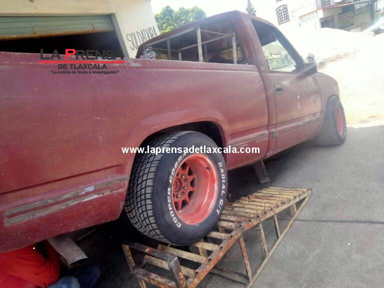 Roban camioneta en plena luz del día frente a una escuela en Zacatelco