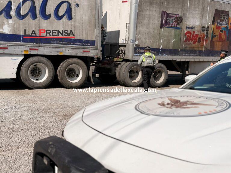Roban tractocamión en el Arco Norte; recuperan contenedores con panecillos Vualá pero la cabina desaparece.