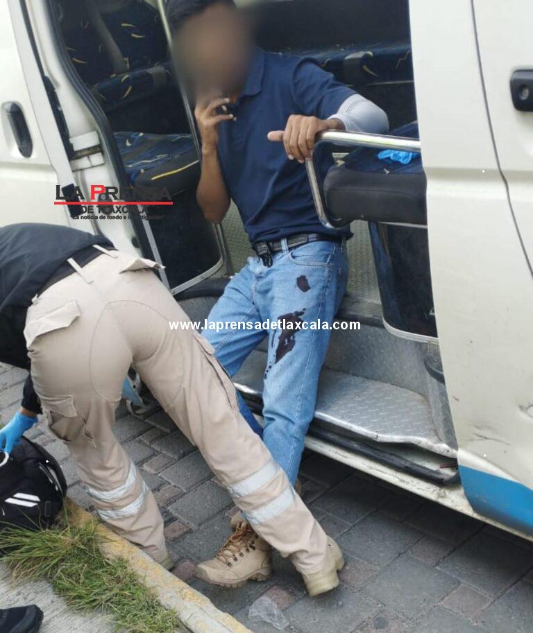 Choferes frustran asalto en Amaxac; hay dos operadores heridos por golpes y bala.