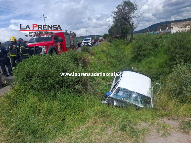 Accidente en Tlaxco deja dos adultos mayores sin vida; auto cae a barranca.