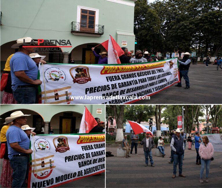 Agricultores bloquean el primer cuadro de Tlaxcala en demanda de apoyo al campo