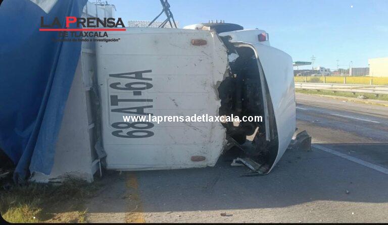 Muere trailero prensado tras volcadura en el Arco Norte; reportan cierre parcial en Tlaxcala.