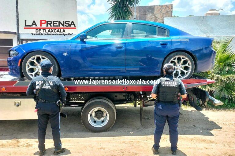 Asegura policía municipal de Tlaxcala vehículo con reporte de robo internacional en San Lucas Cuauhtelulpan.