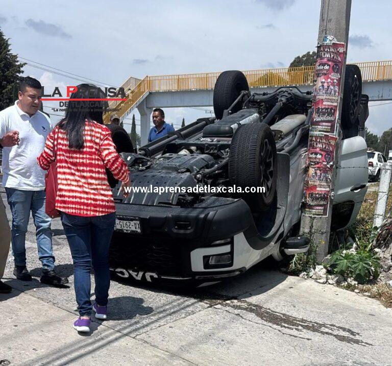 Camioneta es embestida por camión de carga sobre la autopista Tlaxcala-Texmelucan.