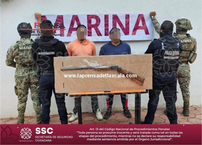Detienen SSC y Marina a dos sujetos armados en San Diego Metepec.