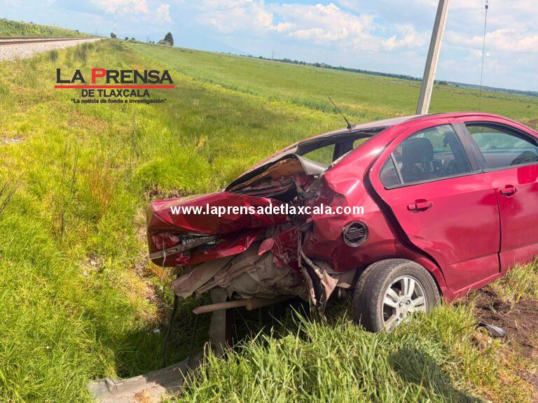 En el municipio de Tlaxco, Ferrocarril arrastra vehículo que quiso ganarle el paso.
