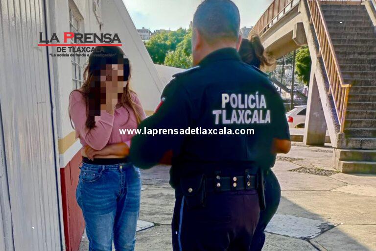 Policía municipal de Tlaxcala brinda atención a una mujer y previene posible situación de riesgo en puente de la capital.