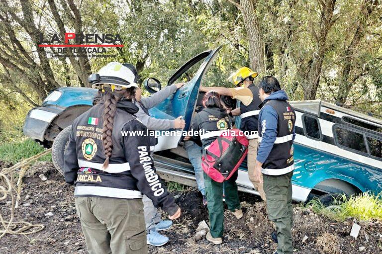 Elementos de Protección Civil de Tlaxcala salvan a personas a bordo de un vehículo de caer al río en Tizatlán.