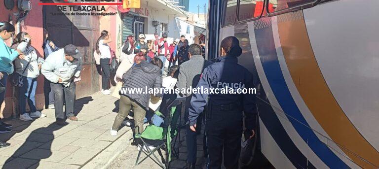 Persona del sexo masculino recibe atención médica, tras ser impactada por unidad de la empresa ATAH en municipio de Tlaxco.