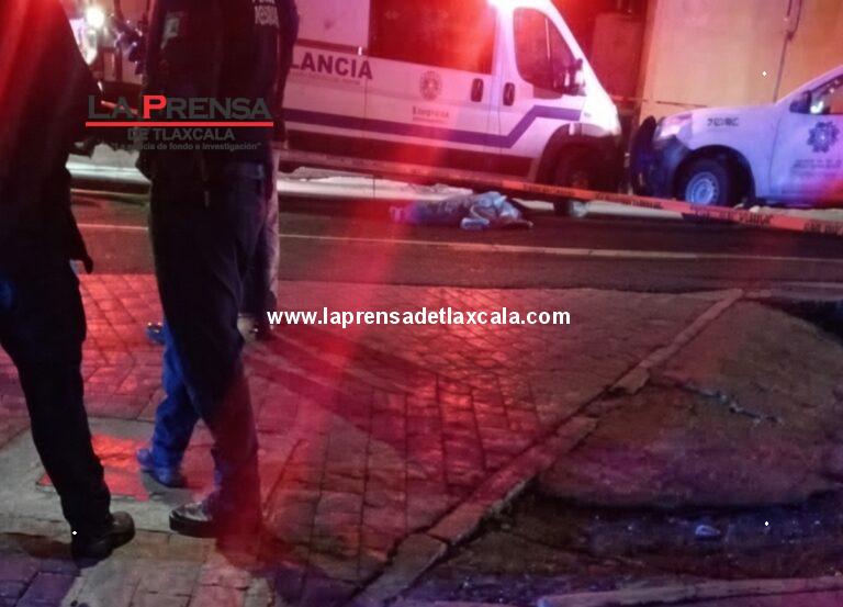 Hombre de 55 años muere atropellado en Tequexquitla y el responsable huye.