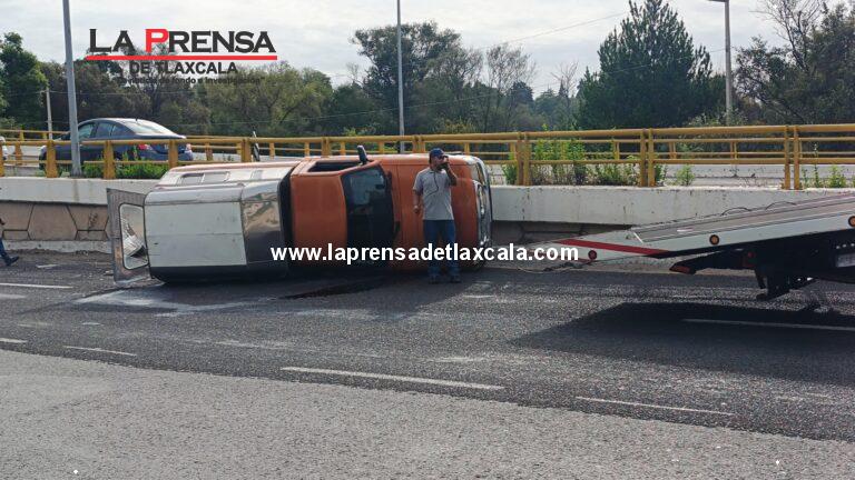 Tablaroqueros de Cuapiaxtla salvan la vida tras volcar en la zona de Gran Patio.