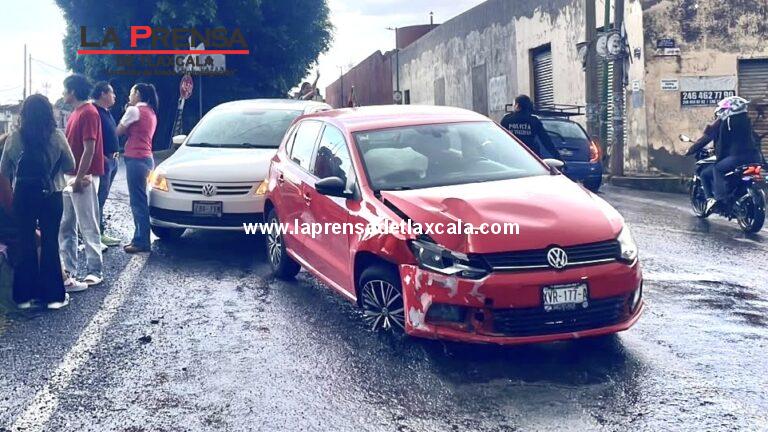 Tren embiste vehículo que quiso ganarle el paso en Chiautempan; mujer resulta lesionada