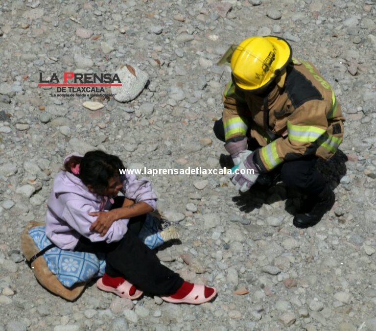 Auxilian a mujer en situación vulnerable que estaba dentro del río Zahuapan