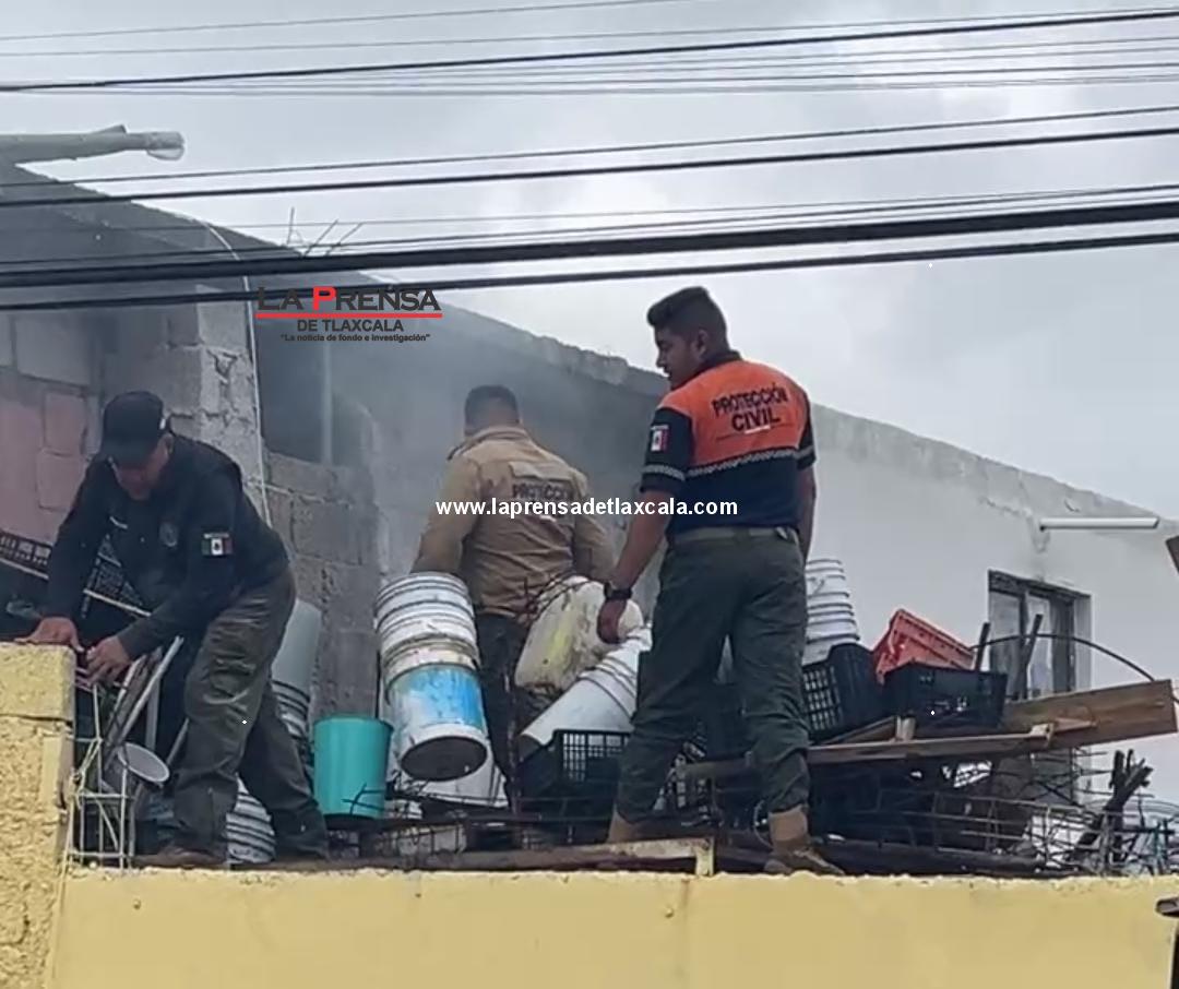 A cubetadas de agua apaga incendio Protección Civil de Huamantla